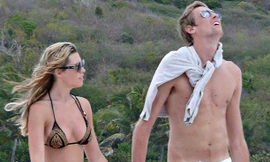 Vợ gỡ lệnh cấm ‘sex’, Crouch thở phào