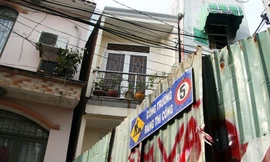 Sống trong sợ hãi tại dãy nhà dọa sập giữa Sài thành