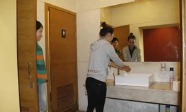 Nhà vệ sinh phục vụ miễn phí cho du khách phải đảm bảo các tiêu chí: nằm ở tầng 1, hoạt động thường xuyên, phòng nam nữ riêng biệt… Ảnh: Thanh Trần. 