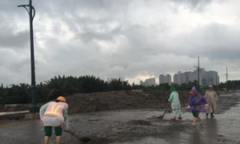 Công nhân thu dọn bùn đất.