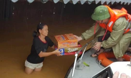 Chủ tịch UBND tỉnh Hà Tĩnh Đặng Quốc Khánh thăm hỏi và trao quà cứu trợ cho người dân Hương Trạch, Gia Phố. 