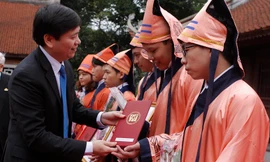 Bí thư T.Ư Đoàn Nguyễn Long Hải trao giải thưởng Loa Thành cho các sinh viên xuất sắc.