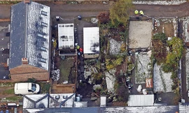 Vườn của 2 ngôi nhà bất ngờ sụp thành hố sâu.