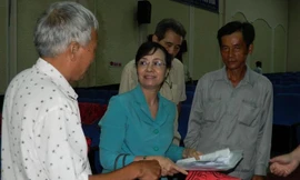 Chủ tịch HĐND TPHCM Nguyễn Thị Quyết Tâm tiếp nhận đơn khiếu nại của cử tri.