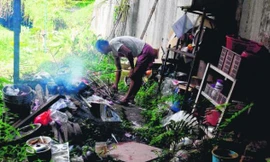 Lu Guofa sống dưới gầm cầu vượt được 5 năm và sắp phải chuyển đi vì chính quyền yêu cầu.