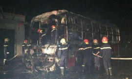 Chiếc xe khách cháy trơ khung.