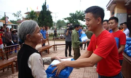 Đoàn công tác trao quà cho các gia đình có hoàn cảnh đặc biệt khó khăn, chịu thiệt hại nặng nề sau lũ ở xã Hương Giang (Hương Khê).