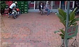 Thanh niên bẻ khóa, trộm xe máy trước mặt hai người đàn ông