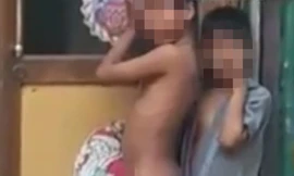 Hai cậu bé bối rồi bên ngoài trung tâm dạy thêm.