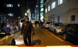 Cảnh sát canh gác bên ngoài nhà thờ Hồi giáo vừa bị tấn công ở Zurich. Ảnh: Reuters