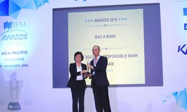 Bà Nguyễn Thị Thu Minh - Tham tán Đầu tư Đại sứ quán Việt Nam tại Singapore, thay mặt BTC trao Cúp và chứng nhận cho ông Chu Nguyên Bình - Phó Tổng Giám đốc BAC A BANK.