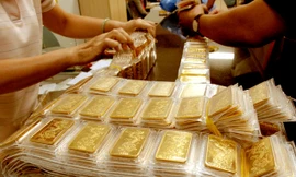 Giá vàng trong nước vẫn thấp hơn vàng thế giới 100.000 đồng mỗi lượng. Ảnh minh họa