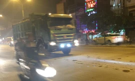 Xe “hổ vồ” đeo biển hiệu “Cty 901” chạy vào phố cấm không phép và xả bùn ra đường Giải Phóng tối 3/10. Ảnh: A.T