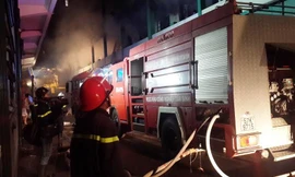 Lực lượng chức năng tiến hành dập lửa.