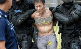 Nghịch tử bị cảnh sát bắt giữ.