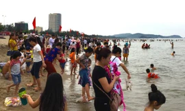 Biển Cửa Lò đông nghịt người trong ngày nghỉ lễ