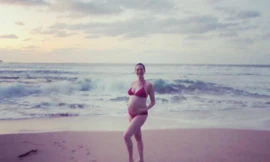 Anne Hathaway khoe ảnh bikini.