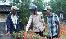 Nhiều ngôi mộ bị đóng đinh thép vào phần đầu như thế này. Ảnh: C.Tuyển 