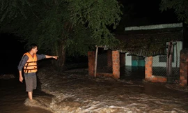 Nước lũ tràn vào nhà dân.