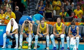 Tuyển bóng chuyền nữ Brazil buồn bã vì thua trận - Ảnh: The Sun