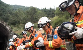Đội cứu hộ làm công tác tìm kiếm các thợ mỏ tại mỏ than Jinshangou ngày 1/11. Ảnh: Xinhua