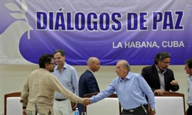 Đại diện Chính phủ Columbia Humberto de la Calle (phải) và đại diện FARC Ivan Marquez bắt tay sau khi đạt được thỏa thuận tại Havana, Cuba vào 5/8 vừa qua.