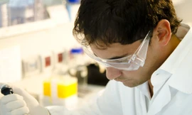 Bác sĩ bị tố dùng tinh trùng của mình để thụ thai cho bệnh nhân