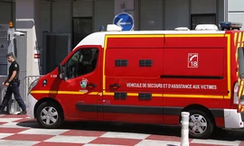 Xe cứu hộ tại hiện trường vụ ngộ sát. Ảnh: Reuters