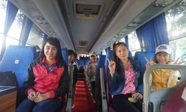 Một chuyến xe chuẩn bị khởi hành đưa công nhân, sinh viên về quê đón Tết. Ảnh: Thanh Trần.