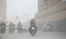 Người dân gọi đoạn quốc lộ 6A, đoạn qua bến xe Yên Nghĩa (Hà Đông, Hà Nội) là đoạn đường "sương mờ" bởi từ nhiều năm nay, bụi luôn là nỗi ám ảnh của người dân khi đi qua đoạn đường dài hơn 500m này. Ảnh: Dân Việt