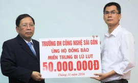 PGS.TS Cao Hào Thi, Hiệu trưởng trường ĐH Công nghệ Sài Gòn thay mặt nhà trường ủng hộ 50 triệu đồng. Ảnh Ngô Tùng