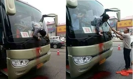 Nam hành khách mắc kẹt giữa lớp kính chắn gió.