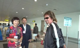 Danh ca Chris Norman đến sân bay Nội Bài 