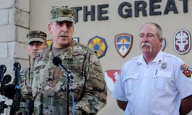 Thiếu tướng John Uberti thông báo số người chết trong vụ lũ cuốn xe tải.