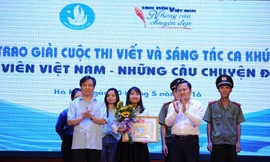 Ông Nguyễn Văn Hùng, Phó Trưởng ban Dân vận Trung ương và Bí thư Trung ương Đoàn Nguyễn Anh Tuấn trao giải nhất viết và sáng tác tác Những câu truyện đẹp cho bạn Phạm Thị Thanh Loan.
