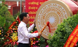 Trưởng ban Tuyên giáo T.Ư đánh trống khai trường.