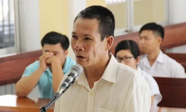 Vung dao đâm chết vợ giữa tòa vì dám đòi ly hôn