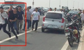 Công an Hà Nội cho rằng cảnh sát hình sự Đông Anh đã "gạt tay". Ảnh: MC.