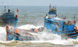 Tàu đang bị sóng bủa vây.