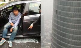 Người đàn ông ngồi trấn tĩnh sau vụ tai nạn.