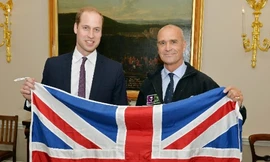 Henry Worsley (phải) và Hoàng tử William tại London ngày 19/10 năm ngoái. Ảnh: AFP.