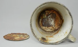 Hai món trang sức được ngụy trang bên dưới đáy chiếc cốc.