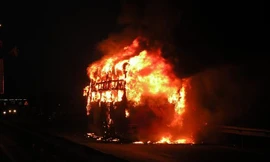 Chiếc xe khách bốc cháy dữ dội trên Quốc lộ 1A.