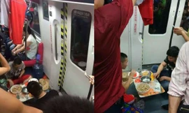 Những trò lố trên tàu điện ngầm khiến dân mạng ngao ngán