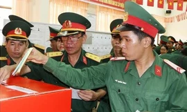 Những chiến sĩ trẻ lần đầu tiên đi bầu cử