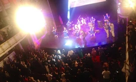 Cả khán phòng đứng lên lắc lư theo điệu nhạc.