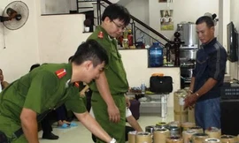 Công an đang kiểm tra bao bì làm giả. Ảnh: CACC