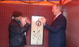 10h30 sáng ngày thứ tư (3/2), ông Ted Osius, Đại sứ Hoa Kỳ tại Việt Nam, đến gặp một trong “tứ trụ thư pháp” Việt Nam, Tiến sĩ Cung Khắc Lược, tại Hồ Văn (Văn Miếu – Quốc Tử Giám, Hà Nội) để viết chữ chuẩn bị đón năm mới Bính Thân.