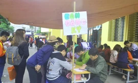 Các bạn sinh viên đến sớm để hiến máu. 