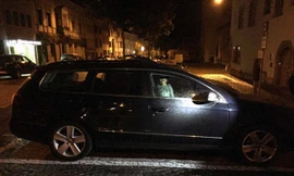 Bé trai gào khóc trong đêm vì bị mẹ bỏ rơi.